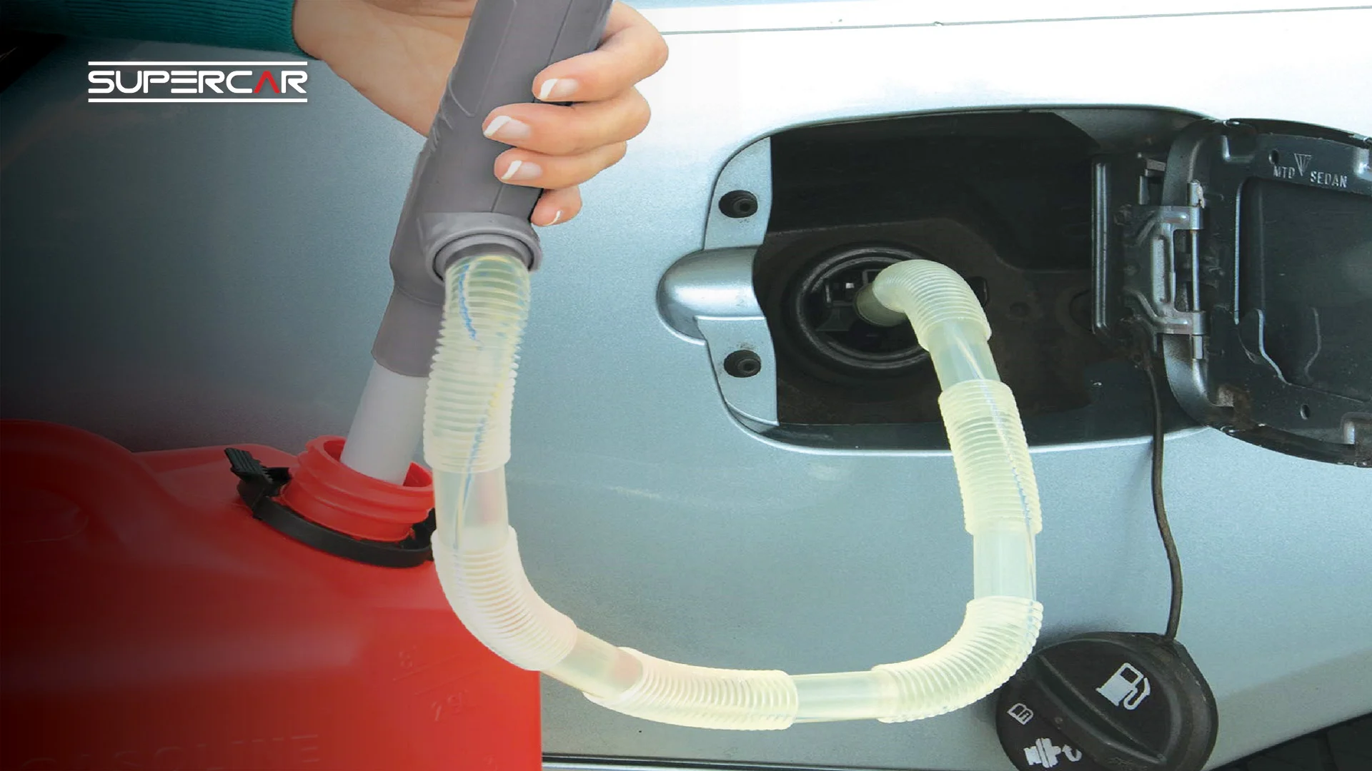 Cách rút xăng xe máy, ô tô đơn giản an toàn